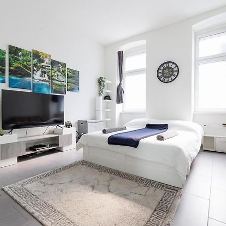 Modern City Apartment In Виена Екстериор снимка