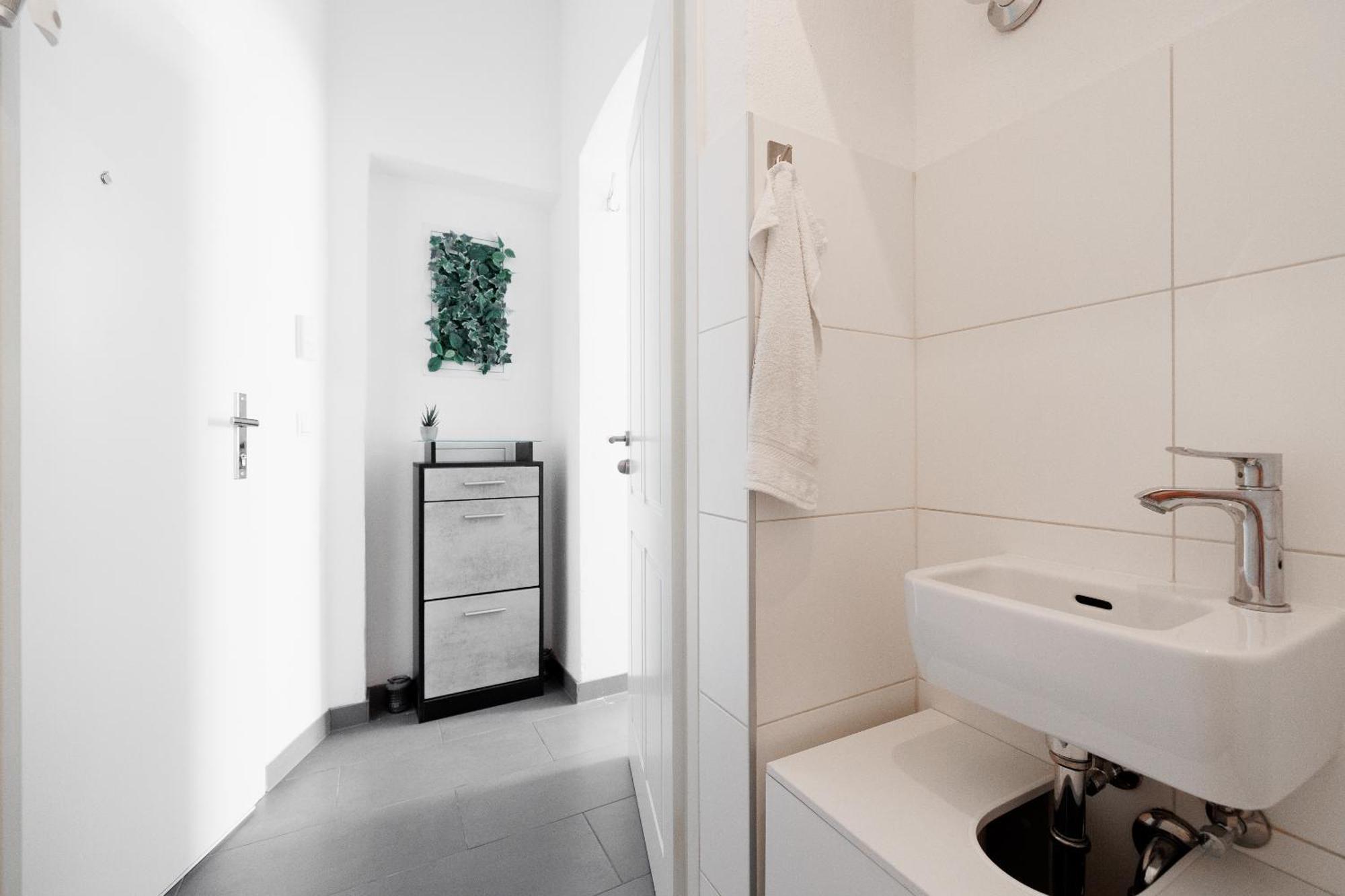 Modern City Apartment In Виена Екстериор снимка