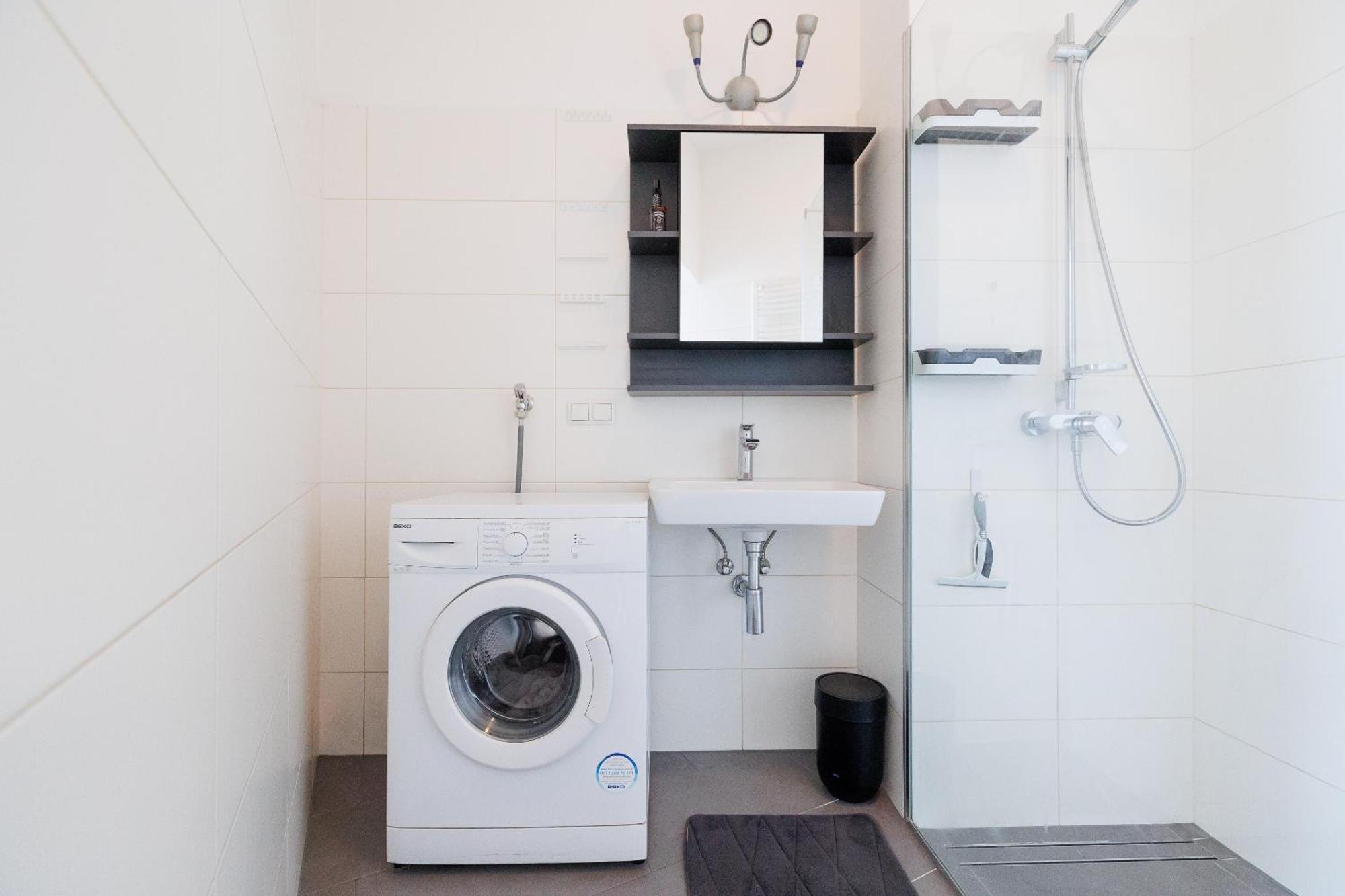 Modern City Apartment In Виена Екстериор снимка
