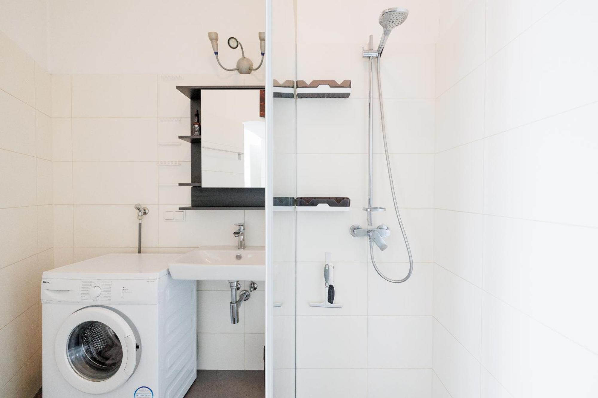 Modern City Apartment In Виена Екстериор снимка